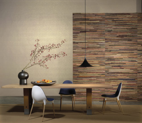 We see the explosion of colours of recycled sari silk, woven with strips of bakbak (bark of the banana tree) on the walls of this dining room. Each metre of this product is unique, since the colours of the silk alternate, without ever being repeated.