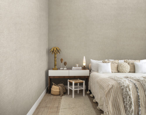 Who does not want to sleep in this bedroom? A variety of structures and soft fabrics in cream tones. Woven capiz strips from our Seraya collection: capiz shells collected from the shores of the Philippines adorn our walls with pearls. The mother of pearl is cleaned, dried, softened, coloured and polished, and formed into strips woven on traditional looms for stunning result.