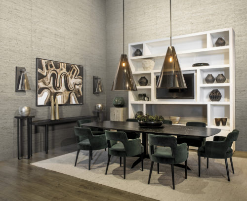 We see a dining room with etnic influences. A lot of earth tones. Woven arrowroot with silver thread: journey into the regions of tropical America for natural or coated arrowroot fibres. These are interwoven with glimmers of iridescent silver thread to accentuate the splendour of this material.