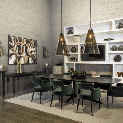 We see a dining room with etnic influences. A lot of earth tones. Woven arrowroot with silver thread: journey into the regions of tropical America for natural or coated arrowroot fibres. These are interwoven with glimmers of iridescent silver thread to accentuate the splendour of this material.