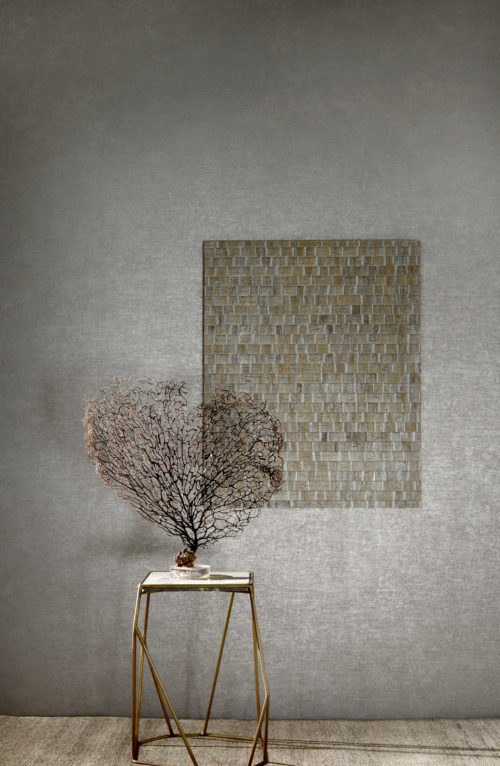 Unspoiled nature has inspired the Nomad collection from Omexco. Waterlily leaves are woven in lively and generous colours: lustrous chestnut. The matching non-woven wallcoverings sometimes evoke arid textures of dry earth, swept by gusts of wind. Sometimes, smoother and enhanced with metallic effects, they reflect the light of new landscapes arising at the horizon before the eyes of the marvelling nomad.