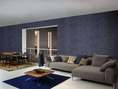 Waterlily leaves are woven in lively and generous colours: here we see the Baikal charoite colour in the back of the room. On the forefront: a non-woven wallcovering in the same colour combined with a taupe sofa and wooden dining table.