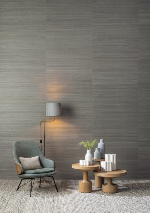 In this picture our very fine abaca from the Seraya collection. Tightly woven incredibly fine abaca threads for a refined effect. A version that uses modern techniques juxtaposed on traditionally crafted backing. The grey abaca is in nice contrast with the pastel vases on 3 round tables with different heights. We've put a lounge chair in the interior so you can start dreaming.