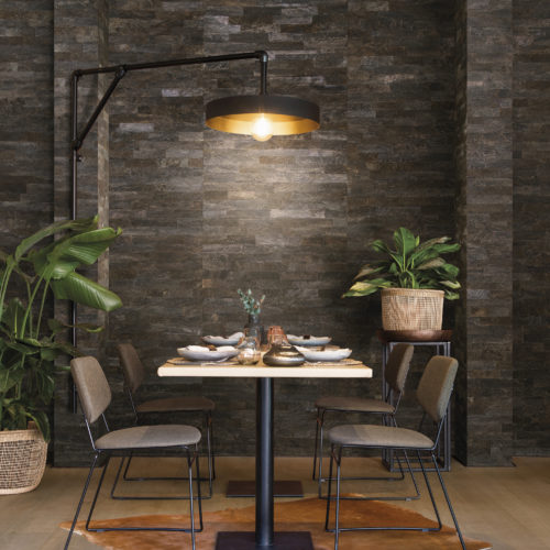 This dining room feels like going on a holiday. The tropical plants, the earthy wallcovering, the animal skin on the floor, the coconut bark wallcovering on the wall: the coconut tree, symbol of far-off tropical islands, is enveloped by bark that is striped, marbled and smooth yet coarse. Intense weathering adds beauty to the material with a harmony of tones softened by the elements.