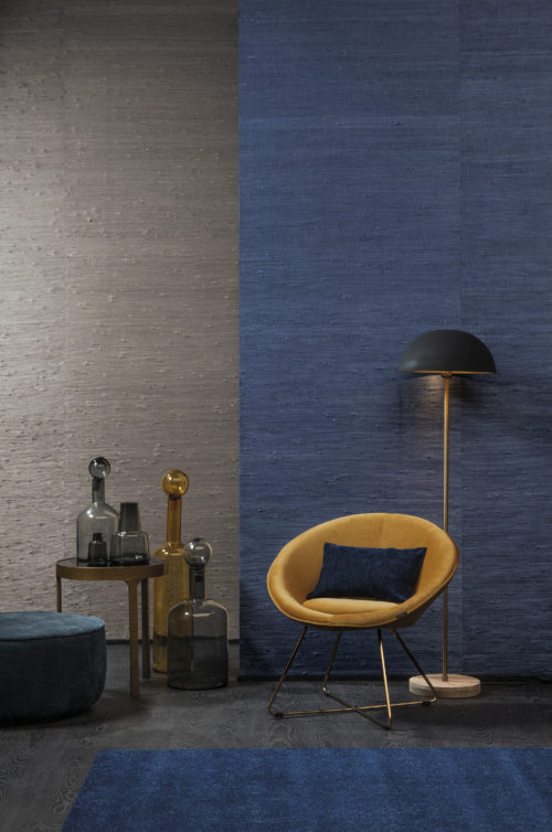 In this picture two contrasting colours in handwoven jute: grey and electric blue. The natural beauty of jute, a timeless and chameleon-like material, is perfectly suited to all interiors. The fibres are densely woven by hand to achieve a monochrome finish. The artisan knots the material to considerably extend the weave.
