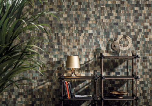 Borneo bakbak by Omexco: tinted with exoticism, this bakbak mosaic transports us to the other side of the world. Jungle or contemplative seagazing mood, the result is stunning. Carefully crafted, the material is dried, coloured, laminated on a non woven backing, cut into strips and woven on artisanal looms.