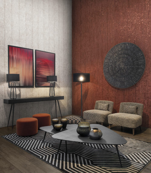 The Khatam collection reveals the most beautiful characteristics of cork, a stunning natural renewable material. Soft to the touch with beautiful nuances in tone, this cork collection has a matt finish. We were inspired by the intricacy of Venetian floor patterns and the exquisite designs of Persian marquetry which fuse Eastern and Western artwork. In this interior we show the red calligraphy design: this new cork design has a more vertical character reminiscent of the look of birch bark with metallic hints. On the other wall the beige sfumato: graphic design meets fine art, drawing out ancient lines from within the cork bark.