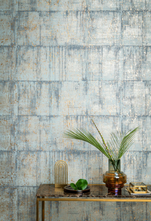 In this picture light blue cork wallcovering from the Omexco Khatam collection. Bark from the cork oak is harvested, combined in block form, cut into delicate leaves, placed onto a metallic background, then coloured or printed. The natural beauty of the cork is gently enhanced through unique dyeing methods. The colours are embellished with gold, silver or copper sparkles.