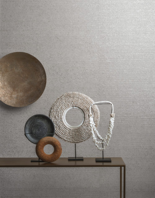 Console in metal with round artworks. On the wall: Omexco Seraya. Woven capiz strips: capiz shells collected from the shores of the Philippines adorn our walls with pearls. The mother of pearl is cleaned, dried, softened, coloured and polished, and formed into strips woven on traditional looms for stunning result.