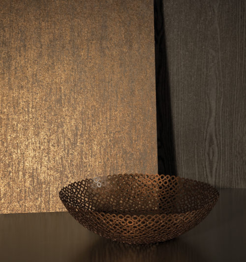 Little decor with shades of brown: dark tropical wood, copper bowl made out of rings, gold reflecting Kaleidoscope wallcovering.