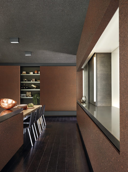 In this contemporary kitchen two mixed-size natural mica wallcoverings are combined. Dark grey on the ceiling forming a night sky with shimmering starts. Rust coloured mica on the walls.