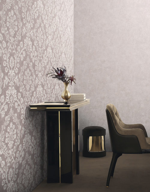 Pink, brown and gold dining room. Velvet dining chair. Console with golden vase and flowers. On the wall: Gala plain and damast wallcoverings by Omexco.