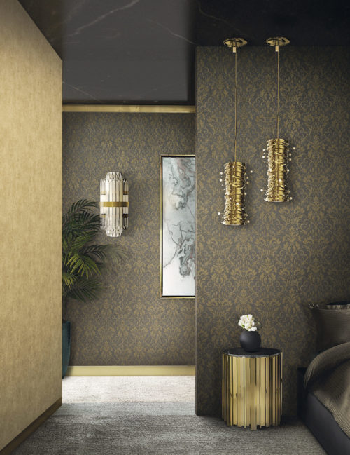 Bedroom in brown tones with brown and gold damast wallcovering on the wall. Golden side table end pending lamps.