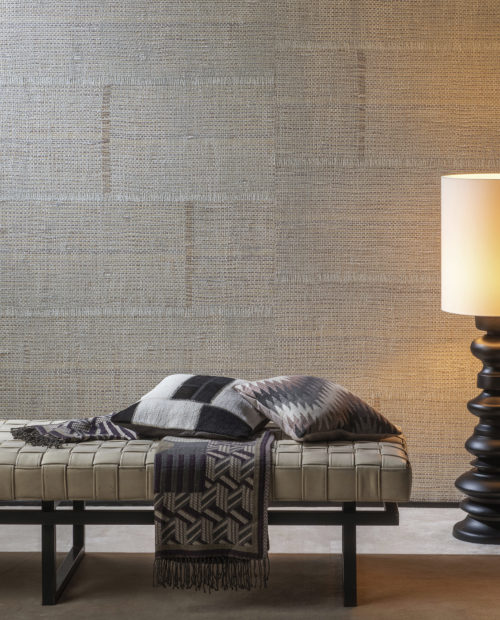 Decor with raffia weave wallcovering from the Aruba range. Chaise longue and pillows.