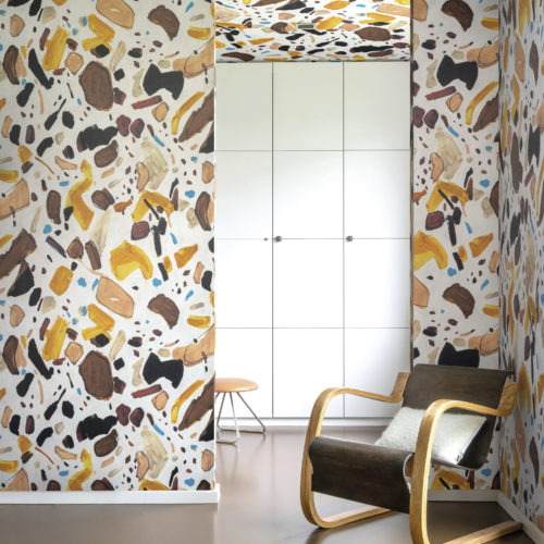 The Joy collection by Omexco conjures a lightness of being and a flash of zest. The stand-out designs and playful colours bring you a feeling of happiness. In this room the "terrific terazzo" wallcovering design, a colourful fusion of giant gems, is the true eye-catcher of the space.