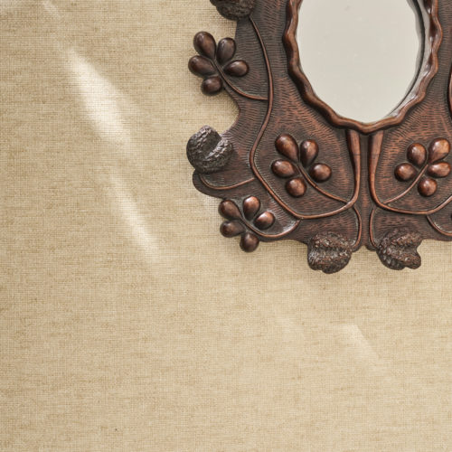 This refined interior highlights the OAS281 reference, titled Alma, from Omexco’s Oase collection. The wallpaper, crafted with meticulous paperweave craftsmanship, presents a timeless expression of artisanal excellence. The palette unfolds in three neutral tones, each inspired by the raw beauty and simplicity of nature. The delicate woven texture subtly catches the light, creating a warm and inviting ambiance. The wallcovering is complemented by an intricately carved wooden mirror with organic motifs, adding depth and a sense of history to the space.