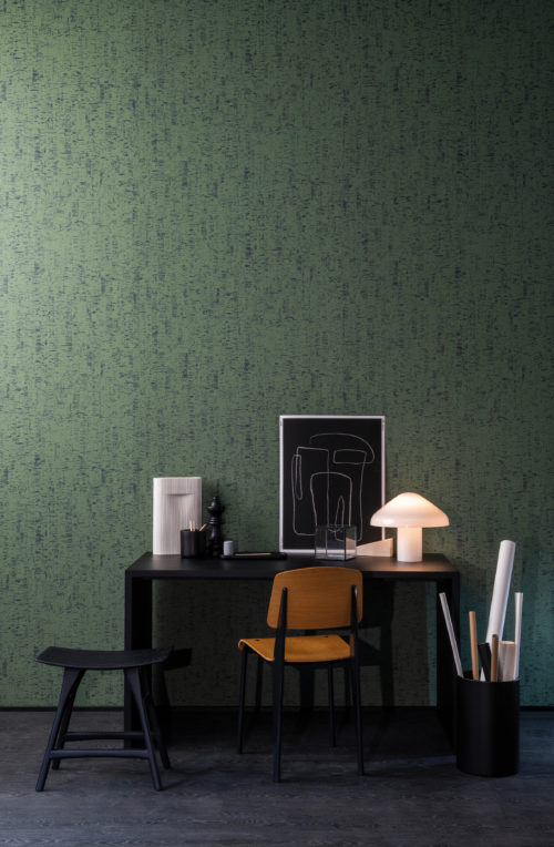 The High Performance Patina Wallcovering collection by Omexco combines performance with sustainability and modern aesthetics. On the wall of this home office we see the design “Clay”, inspired by the clay walls and an old painting technique in which thin lime plaster is spread on the wall with a  block brush. The stunning green colour of the wall creates a natural serene atmosphere.