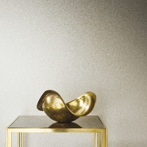 Omexco mica shells wallcoverings come in different sizes. In this picture the small mica shells. The pearlescant shine goes well with the gold and glass table and gold bowl.