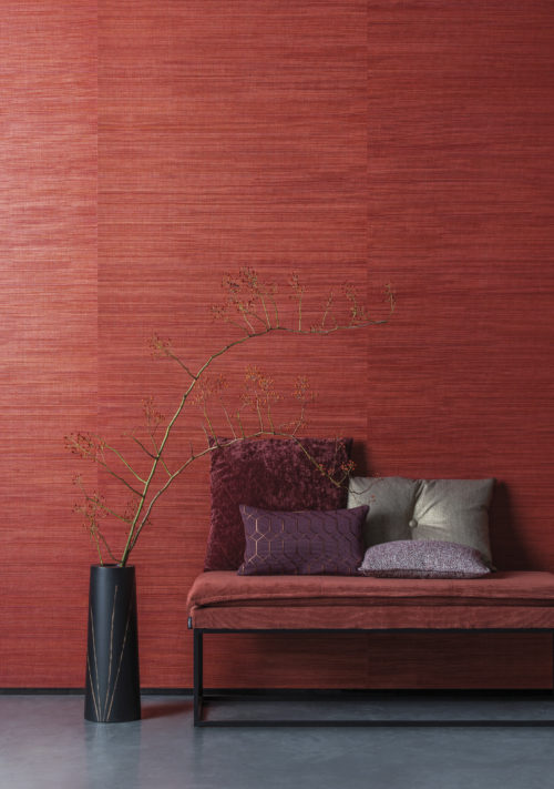 This wall vibrates red, showering the room with intense colour. Our polychrome sisal from our Seraya collection: multi-coloured uneven threads of sisal, woven and laminated on a reflective background.