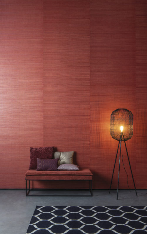 This wall vibrates red, showering the room with intense colour. Our polychrome sisal from our Seraya collection: multi-coloured uneven threads of sisal, woven and laminated on a reflective background.