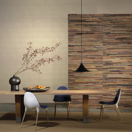 We see the explosion of colours of recycled sari silk, woven with strips of bakbak (bark of the banana tree) on the walls of this dining room. Each metre of this product is unique, since the colours of the silk alternate, without ever being repeated.