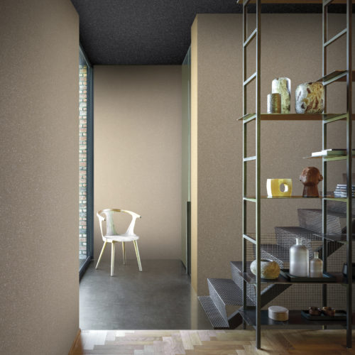 Interior in neutral colours. Wooden floor with herringbone pattern. The large window and white chair in the back bring brightness to the space. On the walls we see Omexco's Moonstone wallcoverings, crafted from natural mica. The design is plain, yet shimmering, since mica is a semi-precious stone with alluring lustre.