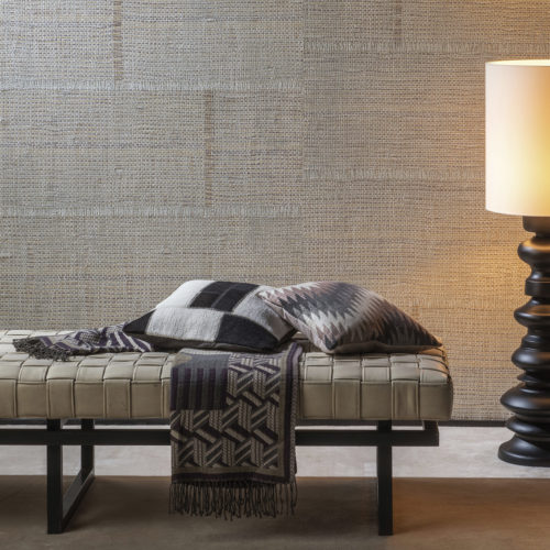 Decor with raffia weave wallcovering from the Aruba range. Chaise longue and pillows.