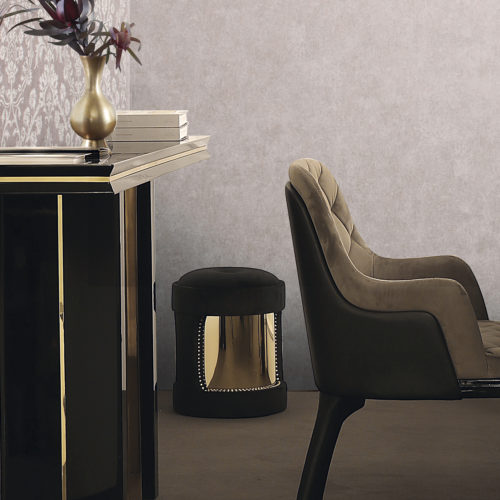 Pink, brown and gold dining room. Velvet dining chair. Console with golden vase and flowers. On the wall: Gala plain and damast wallcoverings by Omexco.