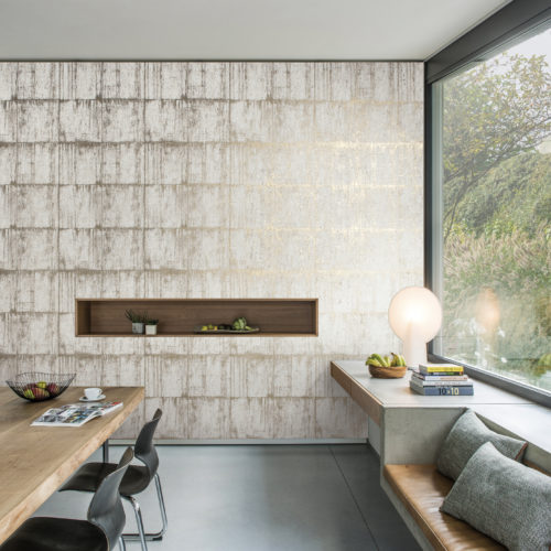 Room with large window, cose windowsill seating, beige and white Antarès wallcovering by Omexco