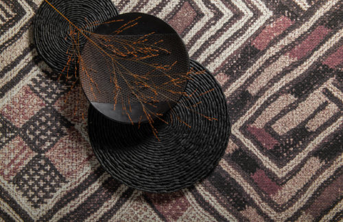 Gros plan sur la collection de tissage de papier Tribu d'Omexco. Le motif que nous voyons ici est un hommage aux textiles Shoowa du Royaume Kuba.