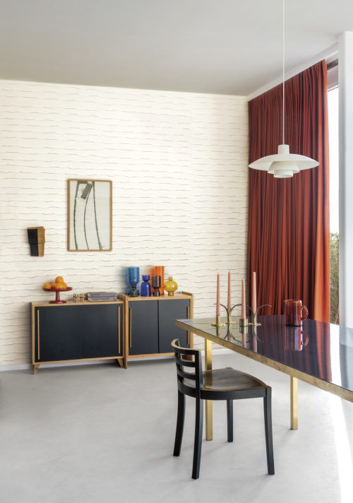 La collection Atelier d'Omexco embrasse la lenteur du processus artisanal et célèbre la joie et la beauté des textures faites à la main. Ce motif est un revêtement mural en papier blanc et ficelles de papier, une véritable transformation du papier en un art mural étonnant.