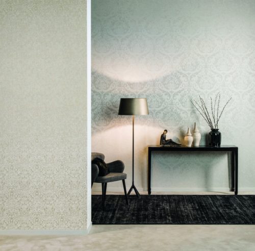 Nous observons une moquette et une console noires. Elles se détachent des murs, habillés de revêtements muraux damassés blancs et beiges d'Omexco.