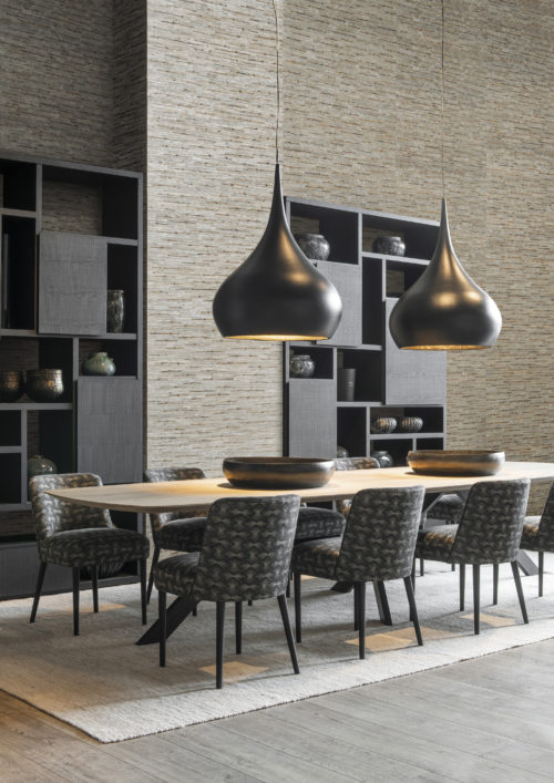 Si nous désirons un espace intérieur qui honore notre personnalité authentique et qui devienne un sanctuaire personnel apportant paix et bien-être, Seraya est notre choix naturel... Sur cette photo, nous voyons une salle à manger avec des armoires noires. Sur les murs : rotin et bacnoc tressés, une union de deux fibres - les nœuds du bacnoc sont entrelacés avec les fibres ondulées du rotin - créant une harmonie décorative parfaite.