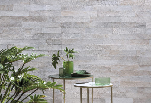 Écorce de noix de coco de la collection Omexco Seraya : le cocotier, symbole des îles tropicales lointaines, est enveloppé d'une écorce rayée, marbrée, lisse et rugueuse à la fois. Les intempéries intenses ajoutent de la beauté au matériau avec une harmonie de tons adoucis par les éléments. Nous voyons ici un détail de SRA3103. Le blanc de l'écorce de cocotier contraste avec le vert des plantes et des vases.