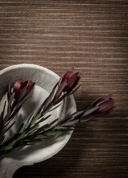 Fils de papier multicolores tissés pour une tentation tactile. Design d'ambiance de la collection Tribu d'Omexco.