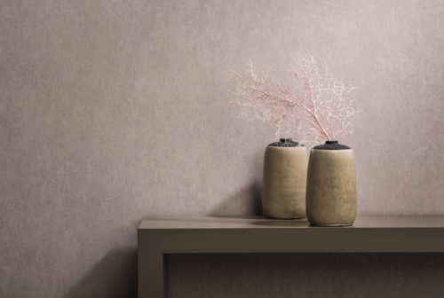 Comme le rose peut être beau : Revêtement mural Borneo en rose pastel doux. En harmonie avec le panneau latéral sépia. Deux vases décoratifs, dont un avec une branche rose.