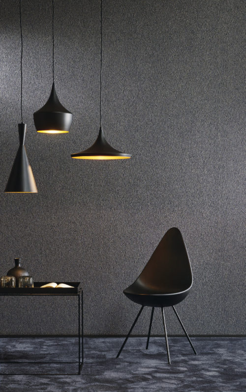 Revêtement mica imprimé bleu foncé. Le motif géométrique se marie bien avec le mobilier et les lampes contemporaines.