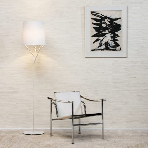 Chaise et lampe sur pied en chrome, revêtement mural en toile de jute dans une nuance de pâle. Peinture noire et beige.