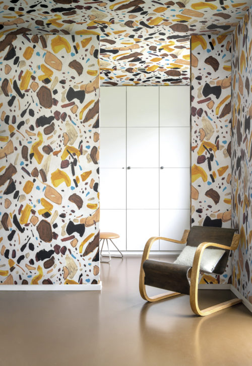 La collection Joy d'Omexco évoque la légèreté et la joie de vivre. Les motifs originaux et les couleurs enjouées vous procurent un sentiment de bonheur. Dans cette pièce, le revêtement mural "terrific terazzo", une fusion colorée de pierres précieuses géantes, est le véritable accroche-regard de l'espace.