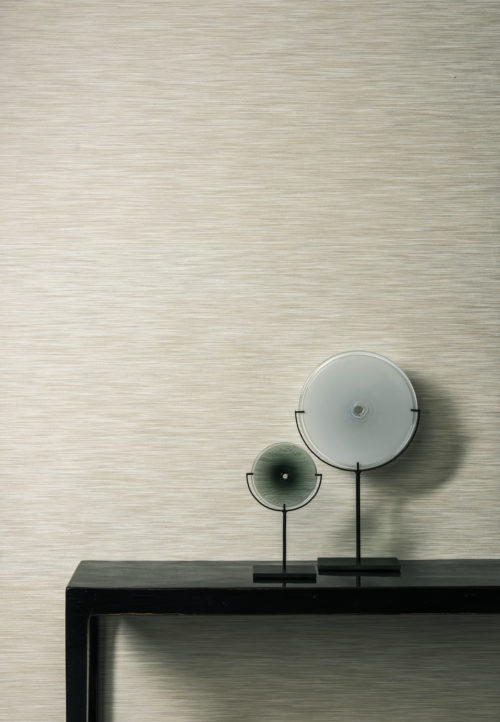 Gros plan sur EGA5202, le revêtement mural Elegance d'Omexco. Deux disques ronds en verre sont des œuvres d'art intéressantes dans cette image.