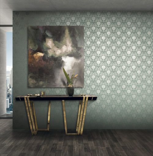Mur vert clair avec revêtement mural damassé avec feuille d'argent, tableau nuageux, table d'appoint avec pieds en or.
