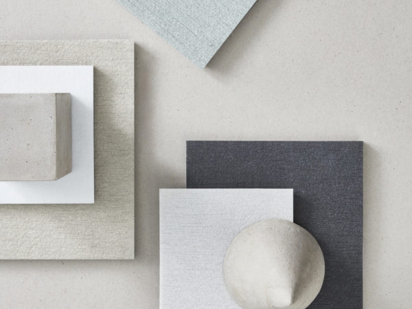 Image d'un moodboard de matériaux avec la collection de revêtements muraux acoustiques Silence d'Omexco dans les tons blanc, beige, bleu clair et anthracite.  Il s'agit de la première collection de revêtements muraux décoratifs aux propriétés acoustiques d'Omexco.