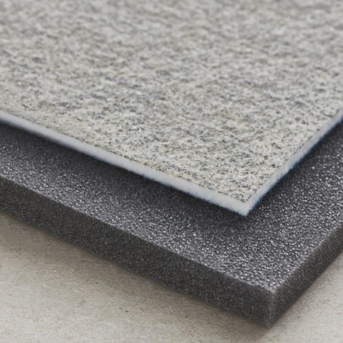 Gros plan sur les revêtements muraux beiges de la collection Silence d'Omexco. Le produit à double couche introduit dans Silence combine l'esthétique et la technologie pour créer un produit de haute qualité avec d'excellentes propriétés acoustiques.