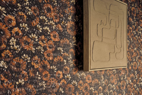 Avec Virginia’s Garden, Omexco transforme les murs en champs de fleurs vibrants, où un papier peint texturé aux tons terre profonds évoque le rythme de la nature et réchauffe les intérieurs contemporains.