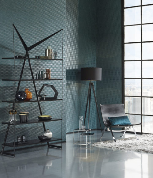Des étagères contemporaines en métal avec différents vases en verre et en métal reflètent le scintillement de ce revêtement mica vert foncé. Le revêtement mural est gaufré avec des feuilles d'aluminium en forme de petites vagues. Il est posé horizontalement.