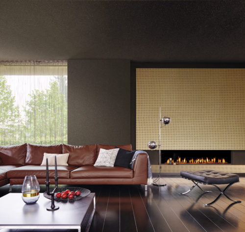 Salon chaleureux avec cheminée et deux types de revêtements muraux en mica de la gamme Omexco Graphite. Somptueux canapé en cuir marron, table basse, tabouret en cuir noir.
