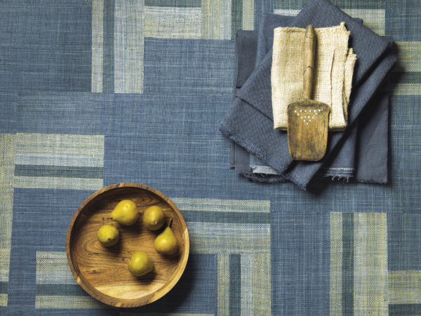 Des carrés de raphia tissés à la main forment un patchwork bleu et beige saisissant dans le style Boro, reflétant l'amour et la passion d'Omexco pour l'artisanat authentique.