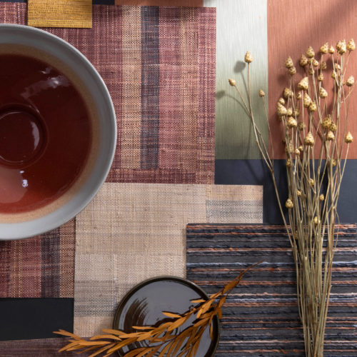 La collection Atelier d'Omexco est une offre éclectique de revêtements muraux couture et contemporains. Ici, nous voyons un moodboard avec des textures tactiles de revêtements muraux dans des tons terreux, des fleurs séchées et des tasses en céramique brune.