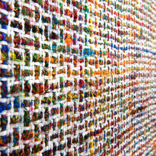 Un tissage chunky, semblable à du tweed, avec des fils filés à la main très innovants dans des tons colorés.