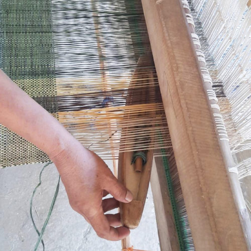 Du métier à tisser à votre salon. Pour la collection Atelier, Omexco a créé un étonnant motif de chemin naturel. L'artisan positionne des carrés de raphia tissé à la main pour former un patchwork saisissant dans le style Boro. Le lent processus de fabrication à la main confère profondeur et noblesse aux créations d'Omexco.